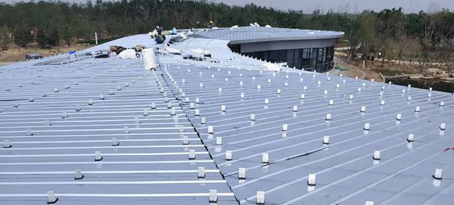 鋁鎂錳屋面板會(huì)被大風(fēng)掀翻？抗風(fēng)夾具是關(guān)鍵